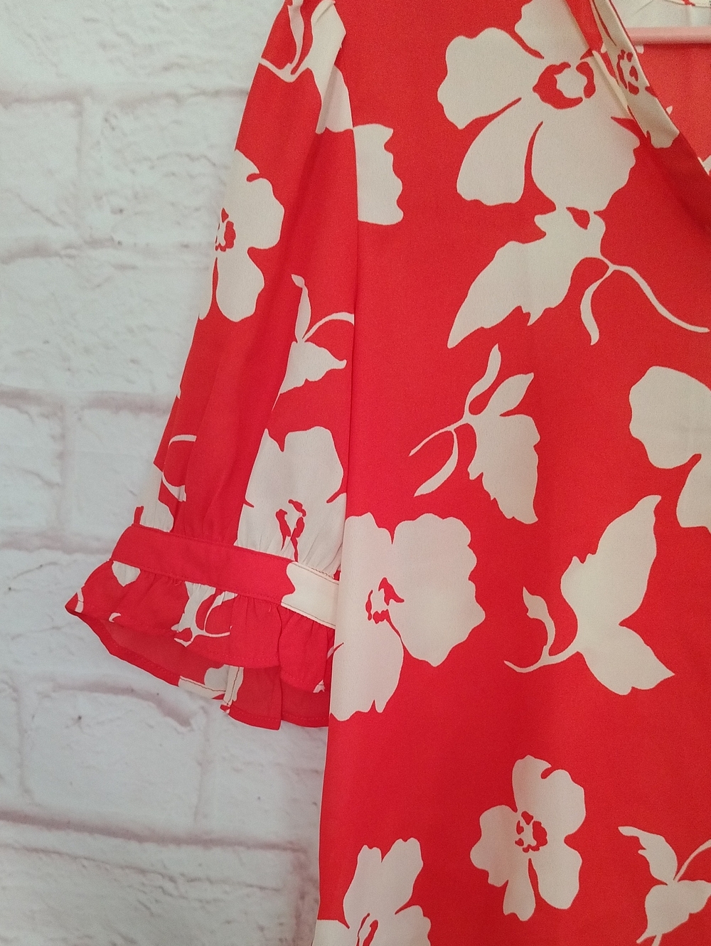 Ann Taylor Factory Red and Cream Floral V-Neck Puff Sleeve Blouse - Picture 6 of 8
